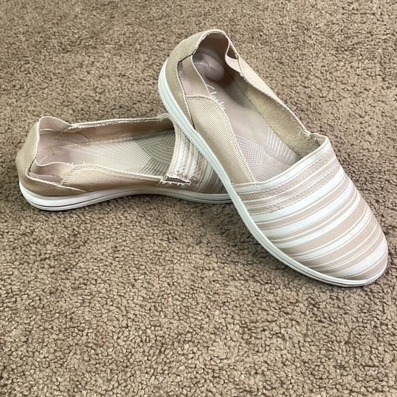 Clarks Tan Canvas Cloudsteppers slip-ons - Picture 2 of 6